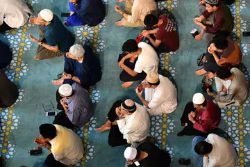 BERTIKTIKAF DI MASJID: Masyarakat Islam harus memanfaatkan sebaik-baiknya bulan Ramadan untuk memohon keampunan Allah dan beramal dan menyantuni nilai kesabaran, kerana ia baik dalam memperkukuh rohani seseorang Muslim. - Foto BH oleh LIM YAOHUI 