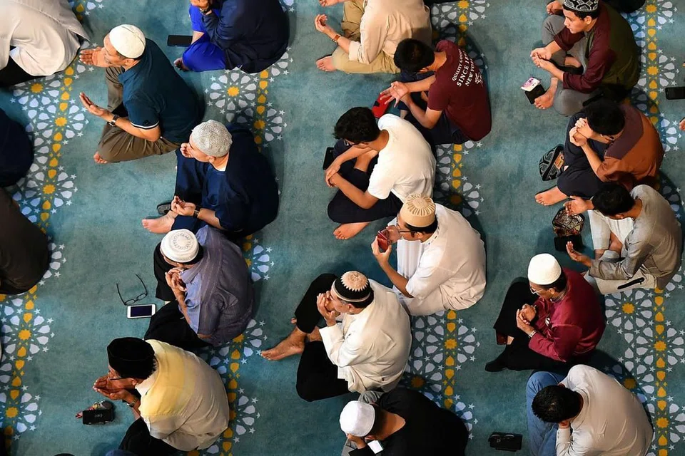 BERTIKTIKAF DI MASJID: Masyarakat Islam harus memanfaatkan sebaik-baiknya bulan Ramadan untuk memohon keampunan Allah dan beramal dan menyantuni nilai kesabaran, kerana ia baik dalam memperkukuh rohani seseorang Muslim. - Foto BH oleh LIM YAOHUI 