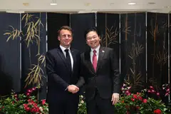 Perdana Menteri Singapura, Encik Lawrence Wong (kanan) dan Presiden Perancis, Encik Emmanuel Macron di sidang media bersama yang diadakan di Bangunan Parlimen pada 30 Mei, di mana kedua-dua pemimpin turut menyaksikan pertukaran 13 perjanjian antara kedua-dua negara.