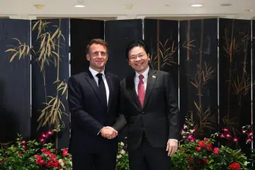 Perdana Menteri Singapura, Encik Lawrence Wong (kanan) dan Presiden Perancis, Encik Emmanuel Macron di sidang media bersama yang diadakan di Bangunan Parlimen pada 30 Mei, di mana kedua-dua pemimpin turut menyaksikan pertukaran 13 perjanjian antara kedua-dua negara.