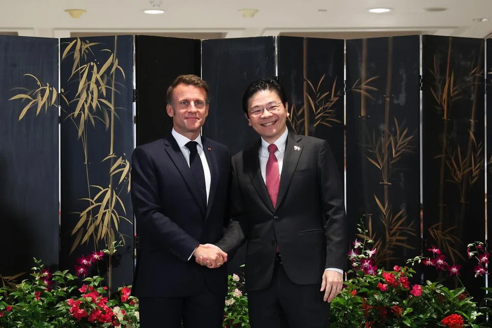 Perdana Menteri Singapura, Encik Lawrence Wong (kanan) dan Presiden Perancis, Encik Emmanuel Macron di sidang media bersama yang diadakan di Bangunan Parlimen pada 30 Mei, di mana kedua-dua pemimpin turut menyaksikan pertukaran 13 perjanjian antara kedua-dua negara.