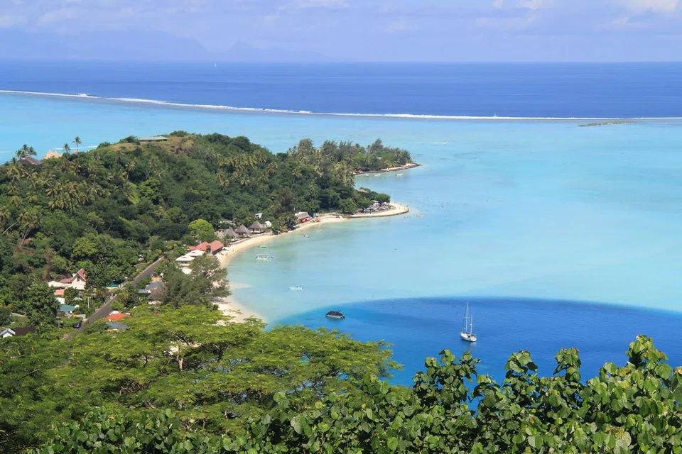 Bora Bora, sebuah pulau Pasifik Selatan kecil di Polinesia Perancis yang terletak di barat laut Tahiti, terkenal dengan air biru dan pantai bersih dihiasi pokok kelapa.