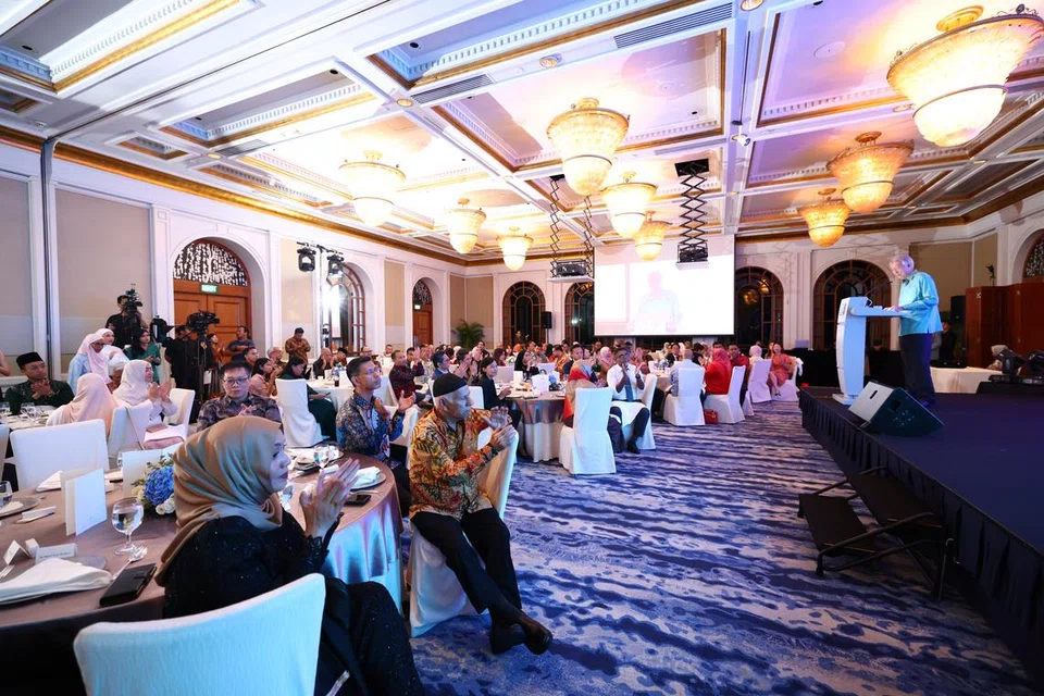 ACARA BERPRESTIJ: Anugerah Jauhari disampaikan buat tahun ke-25 tahun ini, manakala Anugerah Jauhari Harapan pula telah disampaikan sejak 2013. Kededuanya telah menjadi acara penting dalam kalendar kegiatan masyarakat Melayu/Islam setempat. 