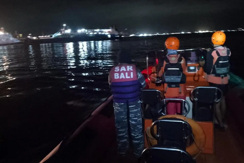 Gambar edaran yang disediakan oleh Agensi Mencari dan Menyelamat Kebangsaan Indonesia menunjukkan pasukan penyelamat sedang menjalankan operasi mencari mangsa selepas sebuah feri terbalik di perairan Selat Bali berhampiran Ketapang, Indonesia, pada 3 Julai 2025