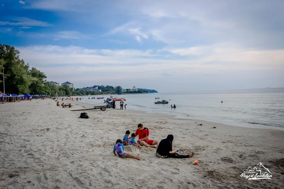 Pantai Port Dickson, Negeri Sembilan, yang indah dengan pasir memutih dinobatkan sebagai Pantai Peranginan Negara dan sering sesak dengan pelancong pada cuti hujung minggu.