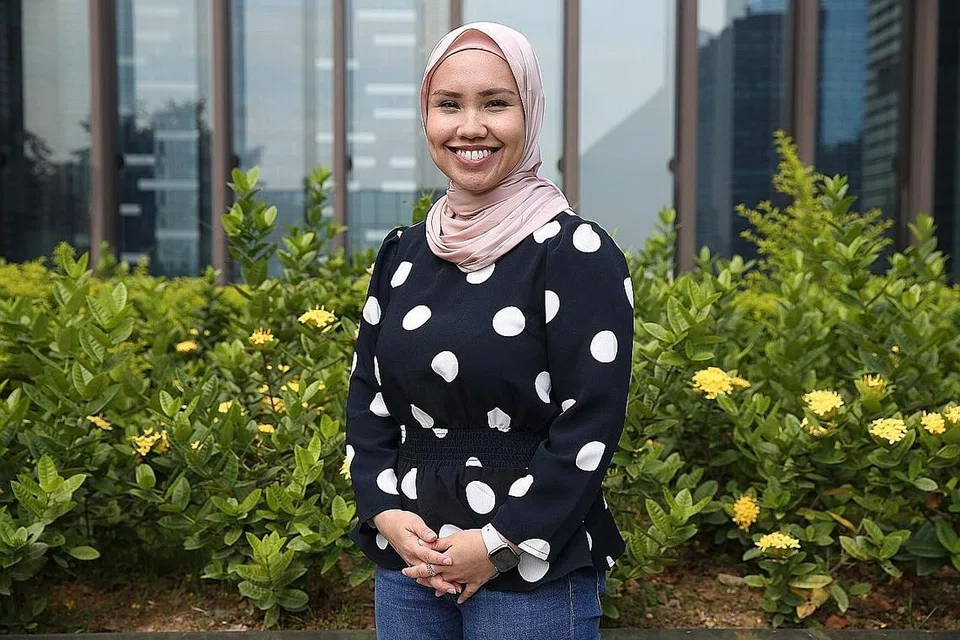 "Konsep membina rangkaian hubungan dan mempunyai seorang pembimbing saya rasa mungkin masih sesuatu yang baru bagi ramai dalam masyarakat kita. Masih ada yang teragak-agak untuk melangkah ke hadapan untuk bertanya atau mendapatkan bantuan. Jadi peranan kami adalah untuk membantu golongan ini memikirkan tentang kerjaya secara strategik dan pelajari bagaimana mereka dapat mencapai apa yang mereka inginkan." - Cik Faridah Mohd Saad - Foto BH oleh SAMUEL ANG