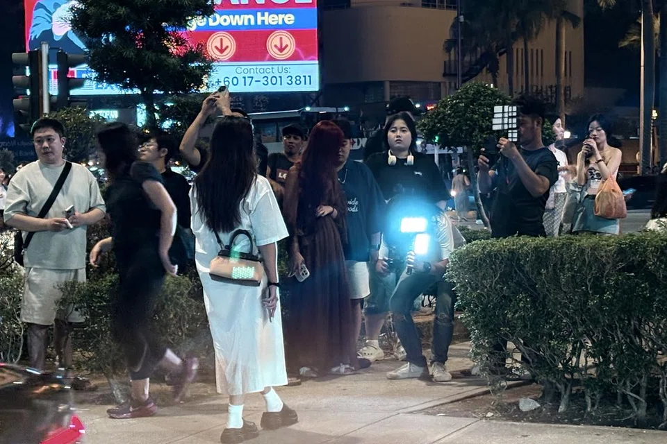 Bahagian bahu jalan di hadapan Menara Berkembar Petronas atau KLCC turut menjadi tumpuan pelancong yang mendapatkan khidmat jurugambar jalanan, sekali gus mengundang bahaya keselamatan berikutan kenderaan bertali arus.