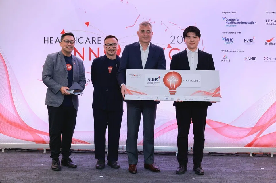 Syarikat LIFESCAPES diumumkan sebagai salah satu pemenang di peringkat akhir CHISEL Healthcare InnoMatch 2025. Gambar menunjukkan (dari kiri) Pengacara dan Pengarah Timbalan Pejabat Geran dan Inovasi, CHI,  Encik Casper Ng; pengacara dan Pengarah Klinikal CHI, profesor bersekutu, Encik Wong Hon Tym; pengadil peringkat akhir CHISEL, Ketua Pegawai Eksekutif Hospital Universiti Nasional, Profesor Aymeric Lim; dan Ketua Pegawai Strategi LIFESCAPES, Encik Masaaki Hayashi.