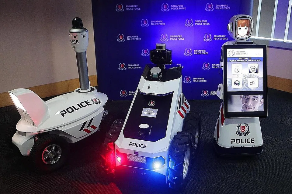TEKNOLOGI BARU: Robot polis antara lain boleh membuat rondaan dan membantu mengenal pasti kegiatan mencurigakan. Ia dibangunkan melalui kerjasama Pejabat Ketua Pegawai Sains dan Teknologi Kementerian Ehwal Dalam Negeri dan Institut Penyelidikan Infokom Agensi bagi Sains, Teknologi dan Penyelidikan (A*Star). 