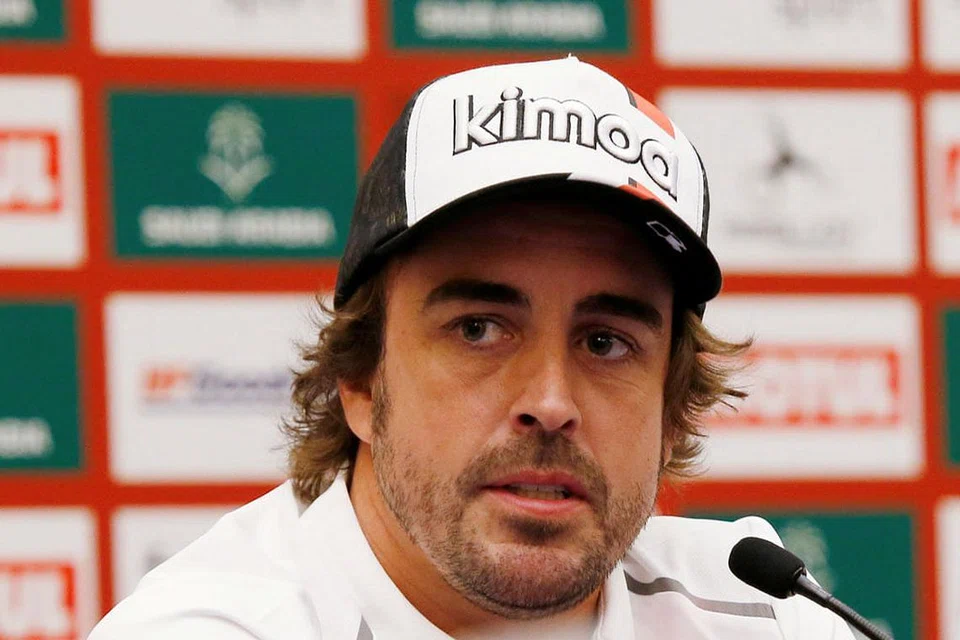 BAKAL BERAKSI LAGI: Fernando Alonso (atas) semasa satu sidang media di Arab Saudi Januari lalu. Beliau memenangi kejuaraan dunia F1 pada 2005 dan 2006 bagi pasukan Renault team. - Foto fail