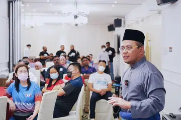 SEPENGGAL LAGI: Menteri Besar Selangor, Datuk Seri Amirudin Shari (kanan) ingin fokus terhadap usaha untuk memenangi satu lagi penggal sebagai pemimpin Selangor dalam pilihan raya negeri yang akan datang. - Foto FACEBOOK AMIRUDIN SHARI