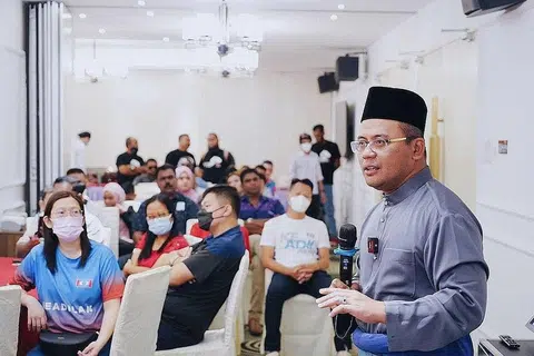 SEPENGGAL LAGI: Menteri Besar Selangor, Datuk Seri Amirudin Shari (kanan) ingin fokus terhadap usaha untuk memenangi satu lagi penggal sebagai pemimpin Selangor dalam pilihan raya negeri yang akan datang. - Foto FACEBOOK AMIRUDIN SHARI