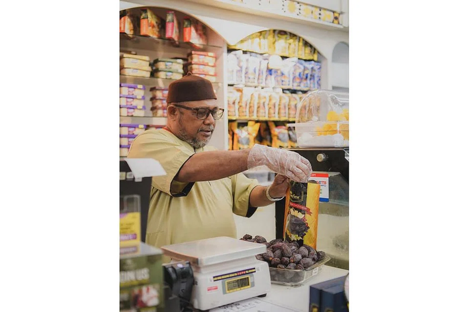 BEKALAN BERKUALITI: Meskipun pandemik Covid-19 telah merumitkan proses mendapatkan bekalan kurma, Encik A Rahman Bahurudeen, pengerusi syarikat Al Barakah Health & Beauty Mart, berkata beliau berjaya membeli kurma berkualiti. - Foto BH oleh NUR DIYANA TAHA