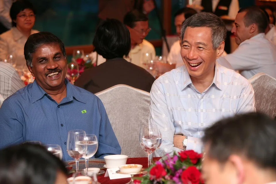 Perdana Menteri, Encik Lee Hsien Loong (kanan), bersama mantan Setiausaha Agung Emeritus, Kesatuan Pekerja Tenaga dan Gas, Encik Nachiappan RK Sinniah.