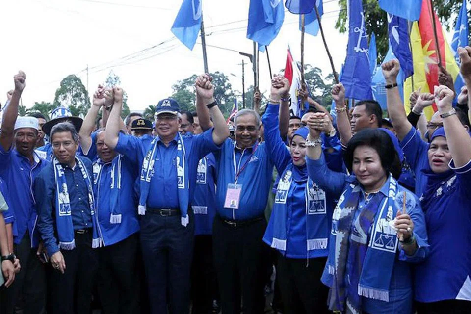 BERI SOKONGAN: Perdana Menteri Malaysia, Datuk Seri Najib Tun Razak (empat dari kiri), bersama Menteri Besar Sarawak, Tan Sri Adenan Satem, dan penyokong berkumpul sebelum memasuki pusat pencalonan di Dewan Masyarakat Lundu semalam. - Foto NSTP