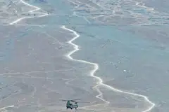PANTAU KAWASAN KONFLIK: Sebuah helikopter tentera India sedang mengawasi kawasan sempadan yang dipertikaikan di wilayah Ladakh, India. - Foto AFP 