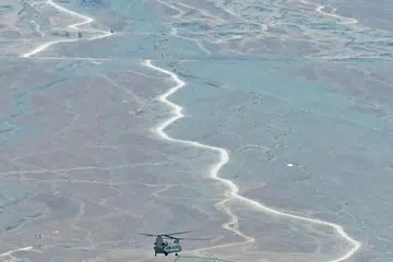 PANTAU KAWASAN KONFLIK: Sebuah helikopter tentera India sedang mengawasi kawasan sempadan yang dipertikaikan di wilayah Ladakh, India. - Foto AFP 