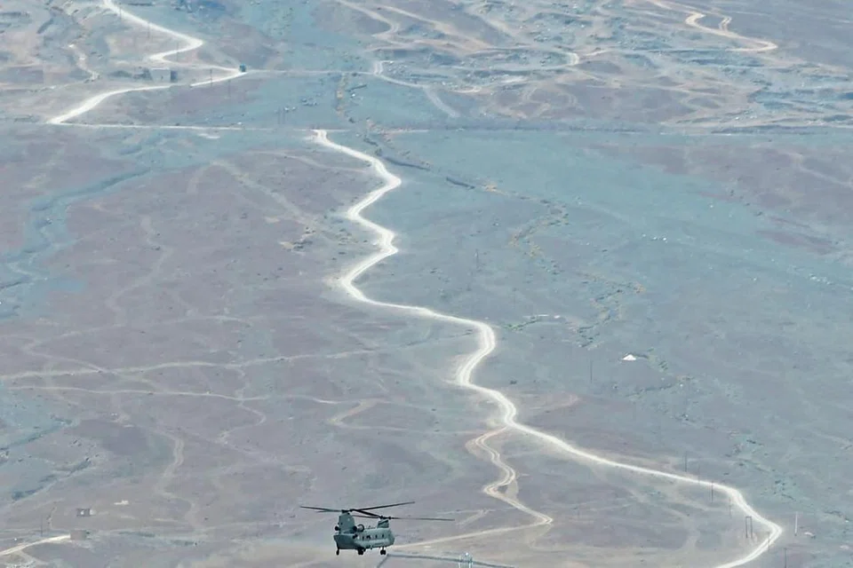 PANTAU KAWASAN KONFLIK: Sebuah helikopter tentera India sedang mengawasi kawasan sempadan yang dipertikaikan di wilayah Ladakh, India. - Foto AFP 