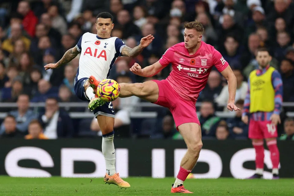 Pemain Ipswich, Liam Delap (kanan), menunjukkan kematangan dan prestasi baik dalam EPL sejauh ini dan telah menjaringkan gol semasa menentang Tottenham baru-baru ini. 