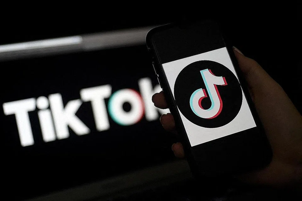 TAMBAH POPULAR DEK COVID-19: TikTok mendapat perhatian besar di tengah sekatan pergerakan Covid-19, dengan memperoleh lebih 300 juta pengguna baru sejak Julai 2020. - Foto AFP