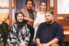 KEMBALIKAN NOSTALGIA: (Dari kiri) Suryana Norddin, Fadhli Ramlee, Yuslina Yussof dan Najib Soiman memaparkan dwidrama 'Dedap' sebagai projek inkubasi seni Projek Ujong Tanjong. Antara fokusnya adalah pada pasang surut emosi pasangan selebriti P. Ramlee dan Saloma, empat hari sebelum pemergian Ramlee di Jalan Dedap. - Foto BH oleh KHIDHIR ASYRAF MAHBOB