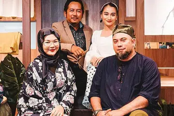 KEMBALIKAN NOSTALGIA: (Dari kiri) Suryana Norddin, Fadhli Ramlee, Yuslina Yussof dan Najib Soiman memaparkan dwidrama 'Dedap' sebagai projek inkubasi seni Projek Ujong Tanjong. Antara fokusnya adalah pada pasang surut emosi pasangan selebriti P. Ramlee dan Saloma, empat hari sebelum pemergian Ramlee di Jalan Dedap. - Foto BH oleh KHIDHIR ASYRAF MAHBOB