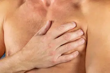 Barah buah dada pada lelaki biasanya dikesan lebih lewat berbanding wanita kerana lelaki kurang peka terhadap perubahan di kawasan dada dan jarang mengesyaki sesuatu yang luar biasa. Selain itu, jumlah tisu buah dada yang sedikit menjadikan benjolan lebih sukar dirasai, sekali gus menyukarkan pengesanan awal penyakit ini.