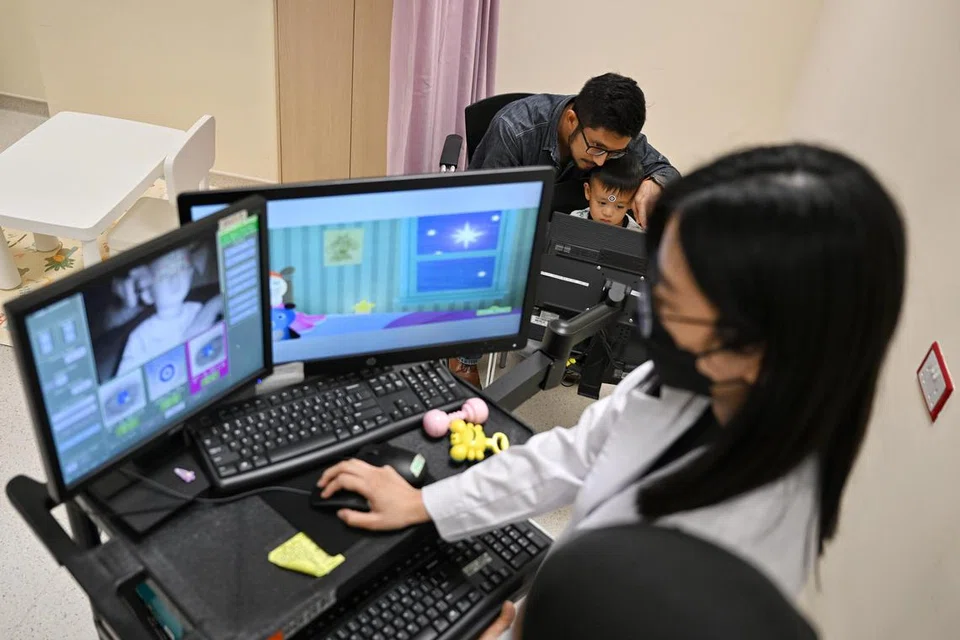 KUKUHKAN KHIDMAT PENJAGAAN KESIHATAN: Pengendali penyelidikan klinikal menjalankan kajian ke atas seorang pesakit, Kyan Raghani, tiga tahun, bagi menentukan tempoh tindak balasnya terhadap rangsangan. PCRI diharap dapat menyediakan wadah bagi mempertingkat khidmat jagaan utama. 