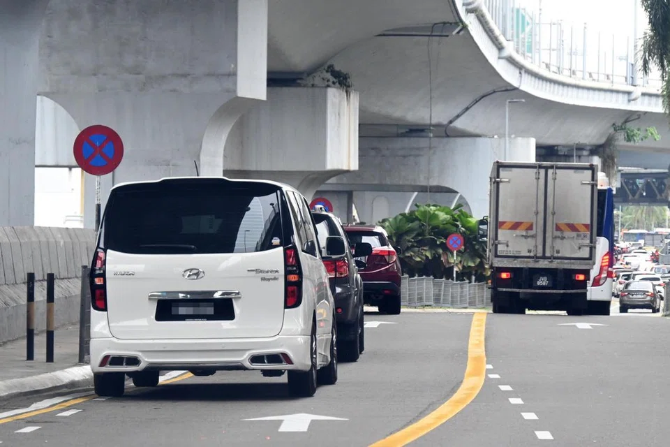 MPV mewah tujuh tempat duduk sedia menanti para penumpang ‘Pak Wanca’ di kawasan JB Sentral dan pemandu hanya akan bergerak ke Singapura setelah dipenuhi dengan tujuh penumpang.
