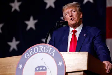 TERUS BERKEMPEN: Mantan presiden Amerika Syarikat, Encik Donald Trump, memberi jaminan akan bantu selesaikan konflik Russia-Ukraine dalam tempoh 24 jam sekiranya dipilih semula sebagai Presiden AS.
