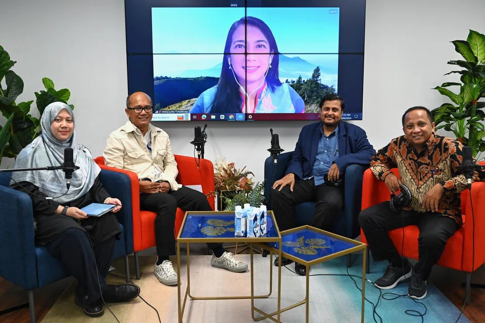 Sesi podcast Berita Harian menjelang pilihan raya Indonesia dihos bersama oleh (dari kiri) Timbalan Editor Berita, Cik Nur Adilah Mahbob dan Editor Bersekutu, Encik Mohd Nizam Ismail, bersama-sama panel penganalisis  Ehwal Antarabangsa di Solaris Strategies Singapore, Dr Mustafa Izzuddin; Dr Pradana Boy Zulian, Ketua Pusat Pengajian Islam dan Falsafah Universiti Muhammadiyah di Malang, Indonesia, dan Koresponden Berita Harian di Jakarta, Cik Ismira Lutfia Tisnadibrata yang menyertai podcast menerusi Zoom (kaca tv). 