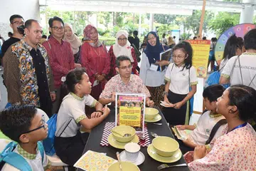 KENALI ADAB MELAYU: Dr Faishal berinteraksi dengan sekumpulan pelajar yang mengongsi tentang adab ketika makan bersama, semalam. - Foto MLLPC