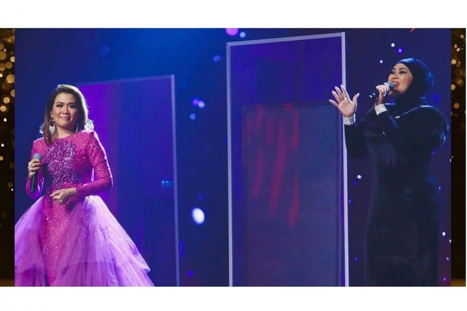 PROFESIONALISME TERBUKTI: Liza Hanim (kanan) menjadi rakan duet pengganti buat finalis GV7, Ashira, apabila Ayai Ilusi tidak dapat hadir kerana masalah kesihatan. - Foto ASTRO GEMPAK