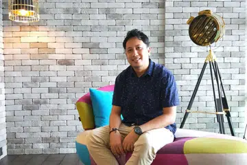 BILA HOBI JADI KERJAYA: Pertemuan dengan pemilik syarikat reka hias dalaman, Chapter One, membuka lembaran baru bagi bekas pemain bola sepak profesional, Syed Mohammad Fadil, yang dilamar syarikat tersebut untuk bekerja dengan mereka selaku pereka hias dalaman meskipun beliau tiada pendidikan formal dalam bidang itu. - Foto BH oleh INIAZ RAHIM