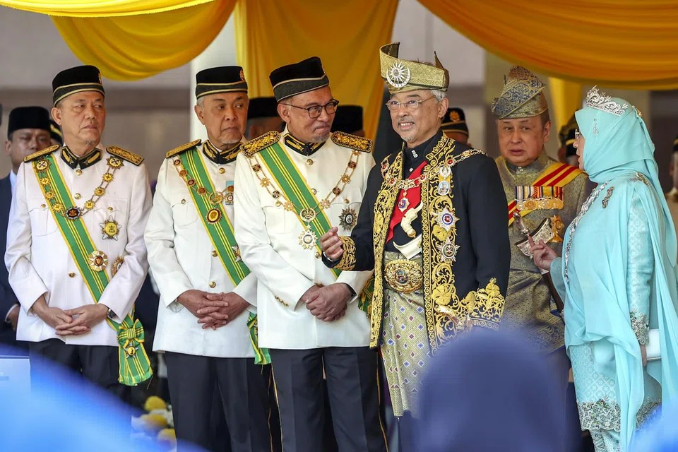 Yang di-Pertuan Agong Ke-16 Malaysia, Sultan Abdullah Ahmad Shah bersama Raja Permaisuri Agong, Tunku Azizah Aminah Maimunah Iskandariah pada Istiadat Keberangkatan Balik ke Pahang di  Lapangan Terbang Antarabangsa Kuala Lumpur (KLIA), pada 30 Januari. Turut mengiringi, Perdana Menteri, Datuk Seri Anwar Ibrahim (tiga dari kanan) serta Timbalan Perdana Menteri, Datuk Seri Dr Ahmad Zahid Hamidi (dua dari kiri) dan Datuk Seri Fadillah Yusof (kiri sekali).