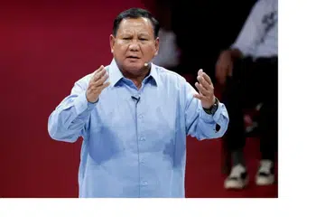 KEKAL DI HADAPAN: Sejauh ini, Encik Prabowo Subianto, salah seorang calon presiden dalam pilihan raya Indonesia  kekal di hadapan dalam tinjauan pendapat yang diadakan pada 23 dan 24 Disember.