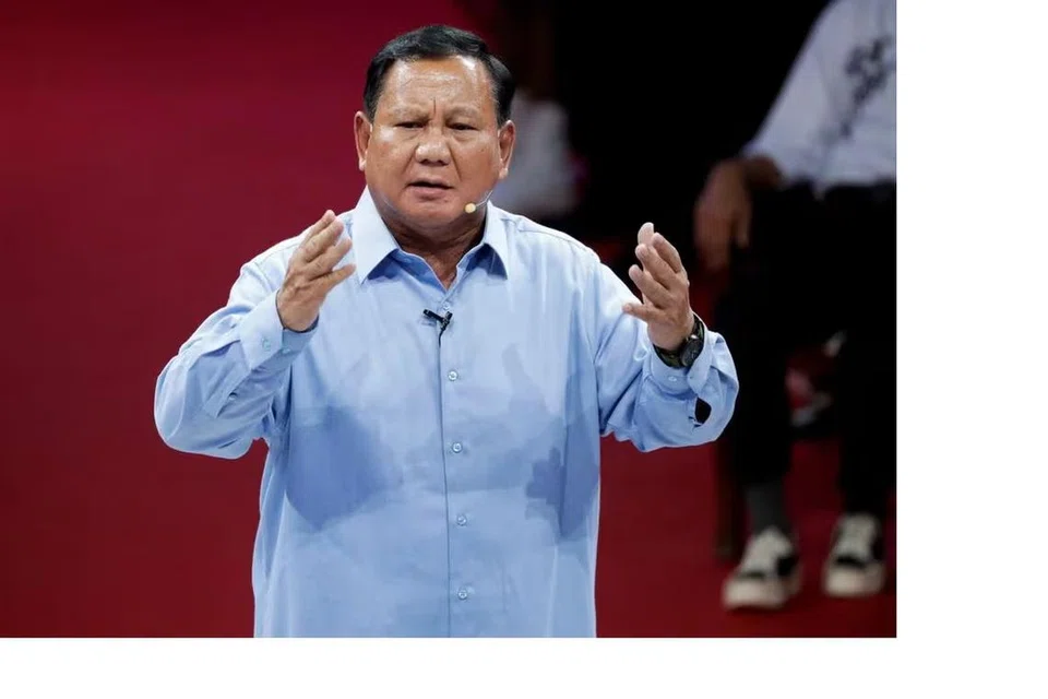 KEKAL DI HADAPAN: Sejauh ini, Encik Prabowo Subianto, salah seorang calon presiden dalam pilihan raya Indonesia  kekal di hadapan dalam tinjauan pendapat yang diadakan pada 23 dan 24 Disember.