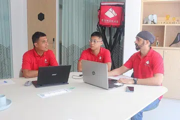 LEBIH BANYAK TEMPAHAN: Encik Mohamed Azahari Abdul Aziz (paling kiri) yakin tempahan makanan Halal dalam talian akan terus diminati ramai dan kekal lama di sini. Beliau kelihatan berbincang bersama rakan kerjanya (dari kiri) Encik Gabriel Tan dan Encik Baru Walia. - Foto ihsan MOHAMED AZAHARI ABDUL AZIZ