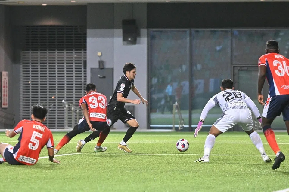 Ryoya Taniguchi (jersi hitam) menjaringkan gol kedua Geylang dalam perlawanan menentang Hougang United di Our Tampines Hub pada 19 September 2025.