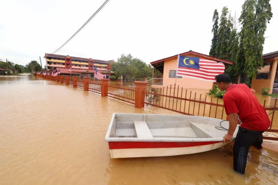 Sekolah Kebangsaan Seri Banai, Jitra, Kedah, mula dinaiki air akibat peningkatan paras air sungai di sekitar Jitra. 