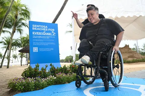Bekas atlet para negara, Theresa Goh, berkata pelancaran laluan pantai itu memudahkan pengguna kerusi roda sepertinya untuk mengakses pantai.