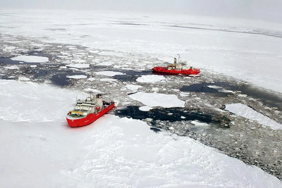 PIHAK BERKEPENTINGAN: Dua kapal pemecah ais pertama Asia beroperasi di Laut Barents. Ia dibina oleh Keppel Singmarine bagi sebuah anak syarikat Russia Lukoil pada 2008. Singapura ahli Majlis Artik, dengan Encik Sam Tan sebagai wakilnya. - Foto fail KEPPEL OFFSHORE & MARINE