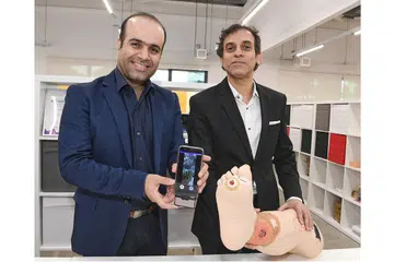 CIPTAAN AI DARI SINGAPURA: Encik Ali (kanan) dan Dr Hossein, yang mencipta alat Pengimbas Luka Bimbit yang boleh menganalisis luka menggunakan AI. - Foto fail
