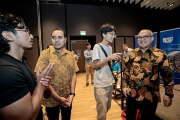 Anggota Parlimen (AP) GRC Chua Chu Kang, Encik Zhulkarnain Abdul Rahim (dua dari kiri) berinteraksi bersama mangsa tsunami yang terselamat, Encik Muhammad Iqbal (kiri), dan Duta Besar Indonesia ke Singapura, Encik Suryo Pratomo (kanan) selepas acara tayangan dokumentari terbitan Berita Harian (BH), ‘Gelombang Perubahan: Aceh 20 Tahun Selepas Dibadai Tsunami’ yang diadakan di Project Studio, Wisma Geylang Serai pada 2 Januari.