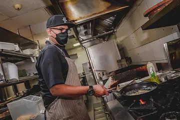 HIDUP KIAN BERMAKNA: Sebagai ketua cef di restoran Ela, Encik Shahruddin (gambar atas), turut memikul tanggungjawab cef-cef lain di restoran yang menyediakan hidangan Yunani (Greece) itu. - Foto-Foto NUR DIYANA TAHA
