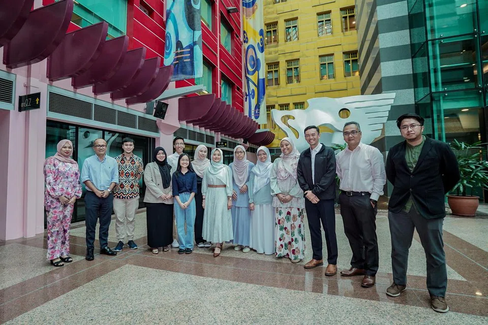 PERKONGSIAN BELIA: Sekumpulan belia bersama panelis dan wakil Berita Harian yang hadir membincangkan pelbagai isu berkaitan belia.