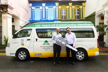 Ketua Pegawai Eksekutif Persatuan Dana Amanah Muslimin (MTFA), Dr Abdul Qader al-Aidaroos (kiri) dan Pengarah Urusan Gain City, Encik Kenny Teo di majlis penyerahan rasmi van mini baru di pusat rawatan dialisis Ihsan Kidney Care (IKC) di Norris Road pada 14 November.