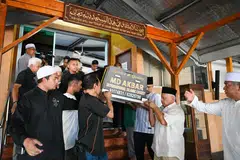PERGINYA PELIPUR LARA: Jenazah Wahid Satay yang meninggal dunia kerana gangren dan penyakit jantung diusung dari Masjid Pusara Aman untuk dikebumikan. 