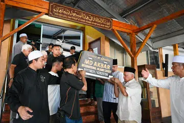 PERGINYA PELIPUR LARA: Jenazah Wahid Satay yang meninggal dunia kerana gangren dan penyakit jantung diusung dari Masjid Pusara Aman untuk dikebumikan. 