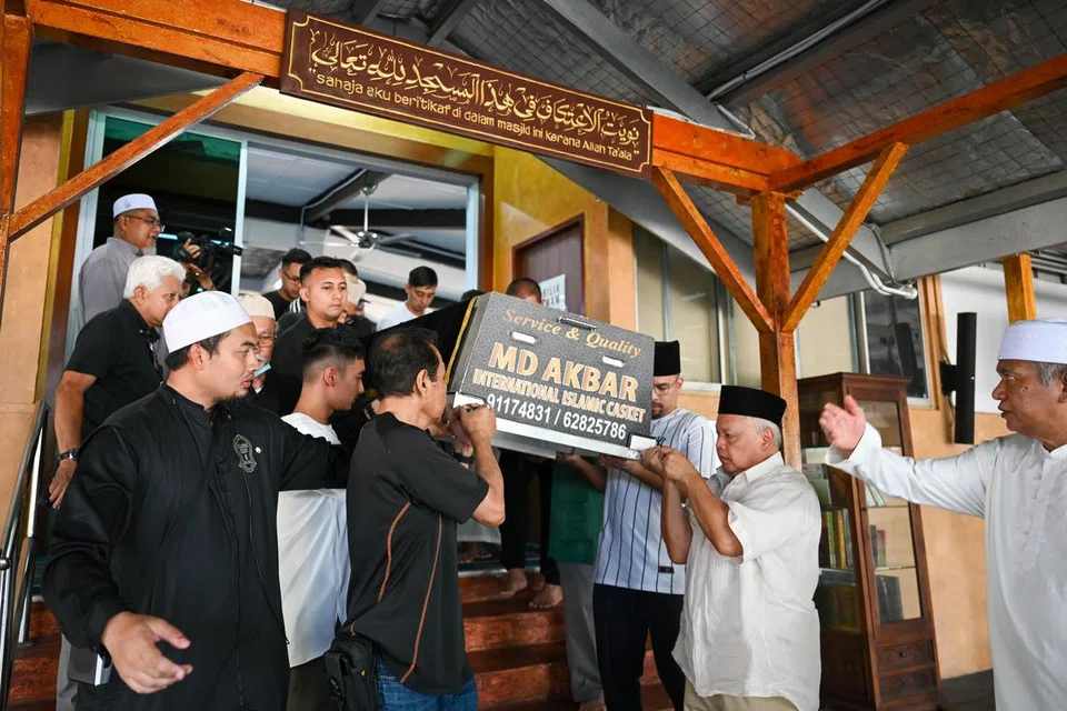 PERGINYA PELIPUR LARA: Jenazah Wahid Satay yang meninggal dunia kerana gangren dan penyakit jantung diusung dari Masjid Pusara Aman untuk dikebumikan. 